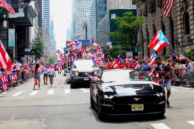 Ulusal Porto Riko Günü Geçidi. 11 Haziran 2023, New York, ABD: En büyük kültürel gurur gösterisi olan Ulusal Porto Riko Günü, New York 'taki 5. Cadde' de insanların dans ve tezahürat için sıraya girmesiyle gerçekleşir.