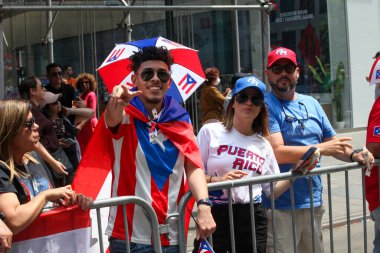 Ulusal Porto Riko Günü Geçidi. 11 Haziran 2023, New York, ABD: En büyük kültürel gurur gösterisi olan Ulusal Porto Riko Günü, New York 'taki 5. Cadde' de insanların dans ve tezahürat için sıraya girmesiyle gerçekleşir.