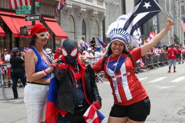 Ulusal Porto Riko Günü Geçidi. 11 Haziran 2023, New York, ABD: En büyük kültürel gurur gösterisi olan Ulusal Porto Riko Günü, New York 'taki 5. Cadde' de insanların dans ve tezahürat için sıraya girmesiyle gerçekleşir.