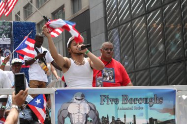 Ulusal Porto Riko Günü Geçidi. 11 Haziran 2023, New York, ABD: En büyük kültürel gurur gösterisi olan Ulusal Porto Riko Günü, New York 'taki 5. Cadde' de insanların dans ve tezahürat için sıraya girmesiyle gerçekleşir.