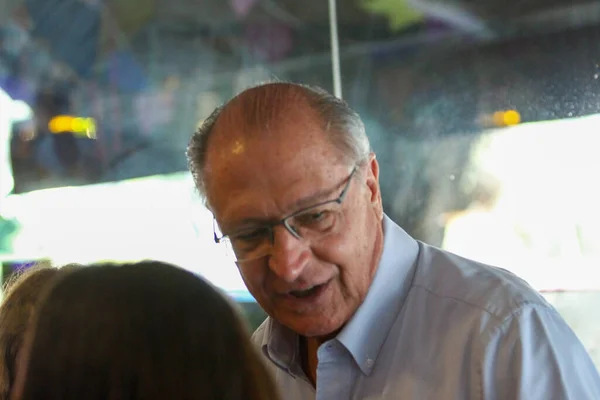 巴西副总统兼发展 商业和服务部长Geraldo Alckmin在Morumbier中央餐厅会见劳工发展部长Aline Cardoso时 看到他在喝咖啡和谈论工作 — 图库照片