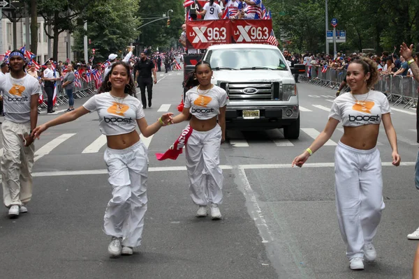 波多黎各全国日游行 2023年6月11日 美国纽约 在纽约第五大道举行的全国波多黎各日游行是最大的文化自豪游行 人们排起了舞和啦啦队 — 图库照片