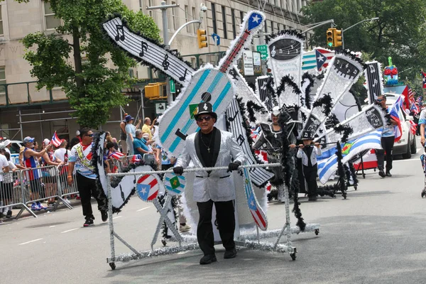 波多黎各全国日游行 2023年6月11日 美国纽约 在纽约第五大道举行的全国波多黎各日游行是最大的文化自豪游行 人们排起了舞和啦啦队 — 图库照片