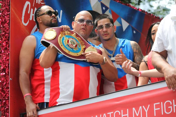 プエルトリコの日パレード 2023年6月11日 ニューヨーク 文化的誇りの最大のデモンストレーションである ナショナル プエルトリコ パレード がニューヨークの5番街で開催され 人々が通りのダンスや応援に列をなしています — ストック写真