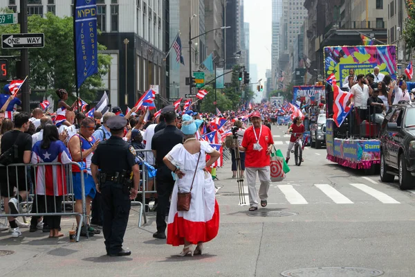 プエルトリコの日パレード 2023年6月11日米国ニューヨーク州 文化的誇りの最大のデモンストレーションである ナショナル プエルトリコ パレード ニューヨークの5番街で開催され 街のダンスやチアインを飾る人々が列をなしています — ストック写真