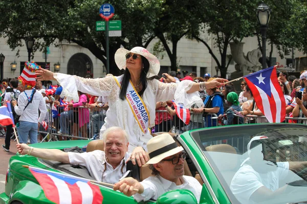 波多黎各全国日游行 2023年6月11日 美国纽约 在纽约第五大道举行了全国波多黎各日游行 这是最大的文化自豪感的展示 人们排在街头跳舞和欢呼 — 图库照片