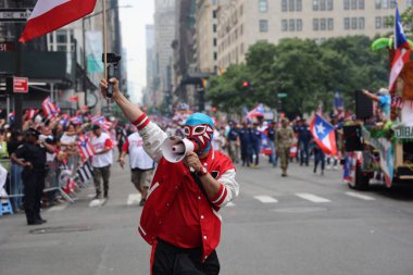 Ulusal Porto Riko Günü Geçidi. 11 Haziran 2023, New York, ABD: En büyük kültürel gurur gösterisi olan Ulusal Porto Riko Günü, New York 'taki 5. Cadde' de insanların dans ve Cheerin caddelerinde sıraya dizilmesiyle gerçekleşti.