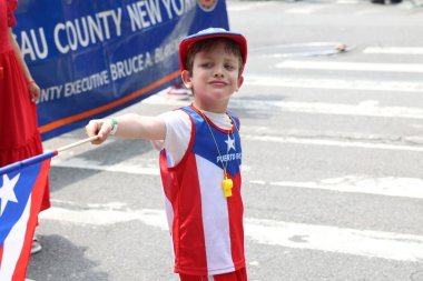 Ulusal Porto Riko Günü Geçidi. 11 Haziran 2023, New York, ABD: En büyük kültürel gurur gösterisi olan Ulusal Porto Riko Günü, New York 'taki 5. Cadde' de insanların dans ve Cheerin caddelerinde sıraya dizilmesiyle gerçekleşti.