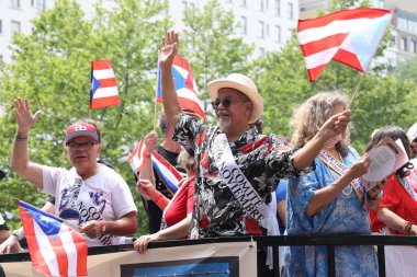 Ulusal Porto Riko Günü Geçidi. 11 Haziran 2023, New York, ABD: En büyük kültürel gurur gösterisi olan Ulusal Porto Riko Günü, New York 'taki 5. Cadde' de insanların dans ve Cheerin caddelerinde sıraya dizilmesiyle gerçekleşti.