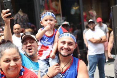Ulusal Porto Riko Günü Geçidi. 11 Haziran 2023, New York, ABD: En büyük kültürel gurur gösterisi olan Ulusal Porto Riko Günü, New York 'taki 5. Cadde' de insanların dans ve Cheerin caddelerinde sıraya dizilmesiyle gerçekleşti.