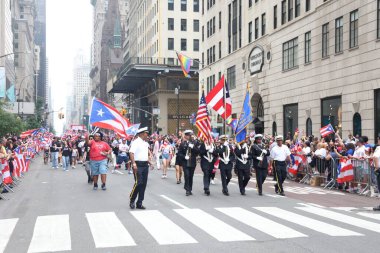 Ulusal Porto Riko Günü Geçidi. 11 Haziran 2023, New York, ABD: En büyük kültürel gurur gösterisi olan Ulusal Porto Riko Günü, New York 'taki 5. Cadde' de insanların dans ve tezahürat için sıraya girmesiyle gerçekleşir.