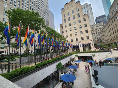 Rockefeller Onur Ayı 'nda Onur Bayrakları' na ev sahipliği yapıyor. 12 Haziran 2023, New York, ABD: Onur Ayı 'nın bir parçası olarak Rockefeller, buz pateni sahasında gurur bayrakları sergiliyor ve LGBTQ' ya verdikleri desteği gösteriyor. 