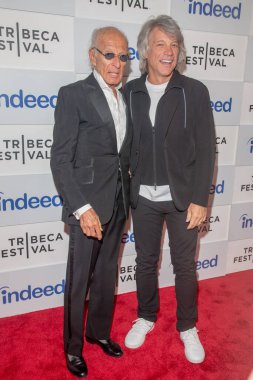 Ron Delsener sunar - 2023 Tribeca Festivali. 11 Haziran 2023, New York, ABD: Ron Delsener ve Jon Bon Jovi, 11 Haziran 2023 'te Spring Stüdyoları' nda düzenlenen 2023 Tribeca Festivali sırasında Ron Delsener Sunar 
