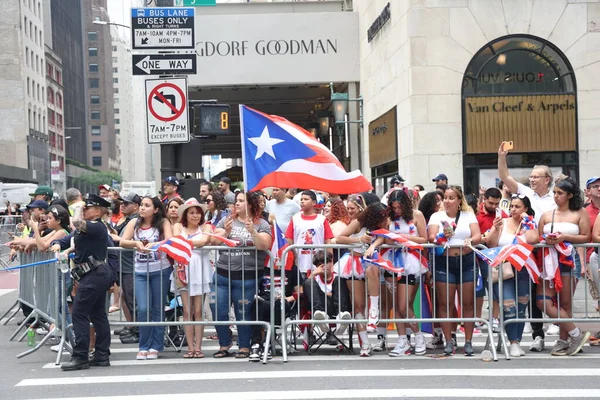 波多黎各全国日游行 2023年6月11日 美国纽约 在纽约第五大道举行了全国波多黎各日游行 这是最大的文化自豪感的展示 人们排在街头跳舞和欢呼 — 图库照片