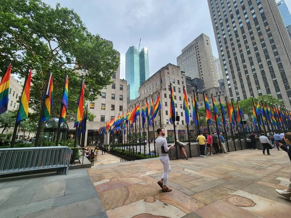 洛克菲勒庆祝骄傲月主办骄傲旗 2023年6月12日 美国纽约 作为对骄傲月的纪念和庆祝活动的一部分 洛克菲勒在溜冰场周围展示了骄傲的旗帜 以表明他们对Lgbtq的支持 — 图库照片