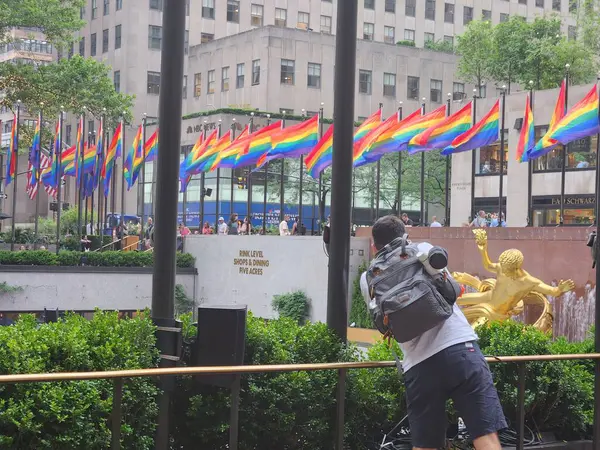 洛克菲勒庆祝骄傲月主办骄傲旗 2023年6月12日 美国纽约 作为对骄傲月的纪念和庆祝活动的一部分 洛克菲勒在溜冰场周围展示了骄傲的旗帜 以表明他们对Lgbtq的支持 — 图库照片