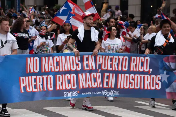 ニューヨークのニューヨーク プエルトリコ パレード 2023年6月11日米国 ナショナル プエルトリコ パレード Nprdp 毎年6月の第2日曜日にマンハッタンの5番街に沿って開催され 約400万人を記念しています — ストック写真