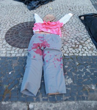 Rio de Janeiro Belediye Binası önündeki protestonun sonu. 13 Haziran 2023. Rio de Janeiro, Brezilya: Polis, aylardır devam eden protestolara son verdi ve protesto eden kadının zincirlerini kırdı