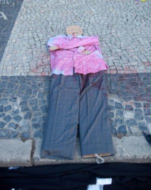 Rio de Janeiro Belediye Binası önündeki protestonun sonu. 13 Haziran 2023. Rio de Janeiro, Brezilya: Polis, aylardır devam eden protestolara son verdi ve protesto eden kadının zincirlerini kırdı