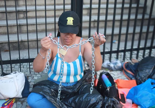 在里约热内卢市政厅前举行的抗议活动已经结束 2023年6月13日巴西里约热内卢 警方结束了长达数月的抗议活动 切断了抗议妇女的锁链 — 图库照片