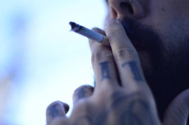 SUS, Brezilya 'da sigara ve nikotin bağımlılığı için tedavi sunuyor. 14 Haziran 2023. Natal, Rio Grande do Norte, Brezilya: Kullanıcı sigara içiyor ve parmaklarında 