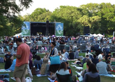 Parktaki New York Filarmoni Konserleri. 14 Haziran 2023, New York, ABD: New York Filarmoni Orkestrası da dahil olmak üzere birçok kişinin katılımıyla New York 'taki Central Park Great Lawn' da düzenlenen Parklardaki konserler.