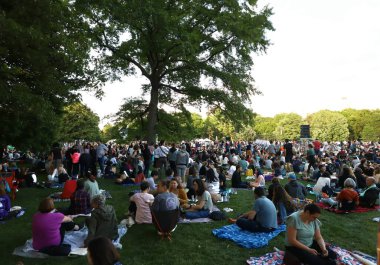 Parktaki New York Filarmoni Konserleri. 14 Haziran 2023, New York, ABD: New York Filarmoni Orkestrası da dahil olmak üzere birçok kişinin katılımıyla New York 'taki Central Park Great Lawn' da düzenlenen Parklardaki konserler.