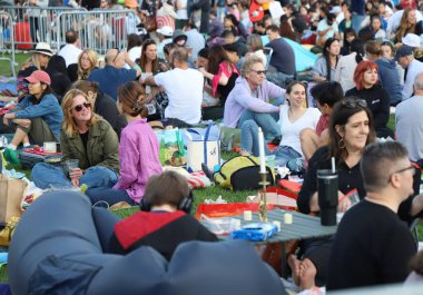 Parktaki New York Filarmoni Konserleri. 14 Haziran 2023, New York, ABD: New York Filarmoni Orkestrası da dahil olmak üzere birçok kişinin katılımıyla New York 'taki Central Park Great Lawn' da düzenlenen Parklardaki konserler.