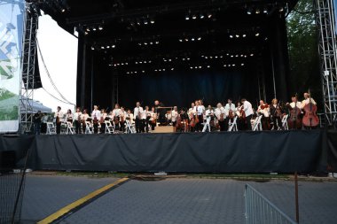 Parktaki New York Filarmoni Konserleri. 14 Haziran 2023, New York, ABD: New York Filarmoni Orkestrası da dahil olmak üzere birçok kişinin katılımıyla New York 'taki Central Park Great Lawn' da düzenlenen Parklardaki konserler.