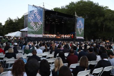 Parktaki New York Filarmoni Konserleri. 14 Haziran 2023, New York, ABD: New York Filarmoni Orkestrası da dahil olmak üzere birçok kişinin katılımıyla New York 'taki Central Park Great Lawn' da düzenlenen Parklardaki konserler.