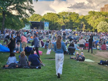Parktaki New York Filarmoni Konserleri. 14 Haziran 2023, New York, ABD: New York Filarmoni Orkestrası da dahil olmak üzere birçok kişinin katılımıyla New York 'taki Central Park Great Lawn' da düzenlenen Parklardaki konserler.