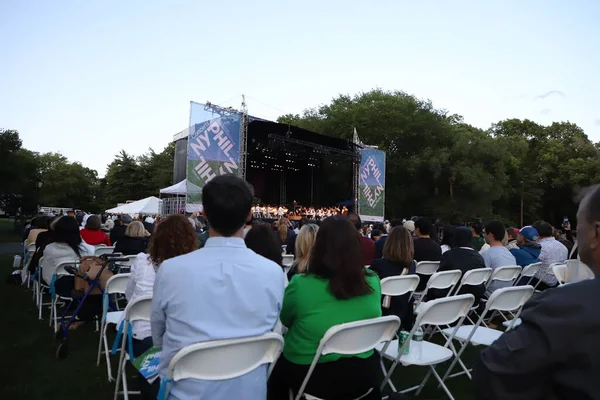 Parktaki New York Filarmoni Konserleri. 14 Haziran 2023, New York, ABD: New York Filarmoni Orkestrası da dahil olmak üzere birçok kişinin katılımıyla New York 'taki Central Park Great Lawn' da düzenlenen Parklardaki konserler.