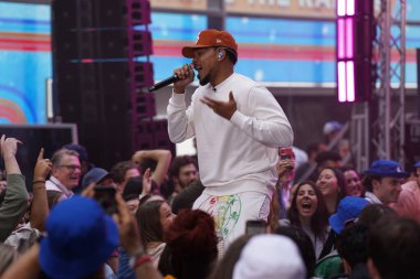 Chance The Today Show 'da rapçi. 15 Haziran 2023, New York, ABD: Chance The Rapper bugün burada, Rockefeller Plaza 'da Today Show' da sahne aldı. O bir rapçi, şarkıcı, söz yazarı ve Chicago, Illinois 'li bir aktör.. 