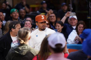 Chance The Today Show 'da rapçi. 15 Haziran 2023, New York, ABD: Chance The Rapper bugün burada, Rockefeller Plaza 'da Today Show' da sahne aldı. O bir rapçi, şarkıcı, söz yazarı ve Chicago, Illinois 'li bir aktör.. 