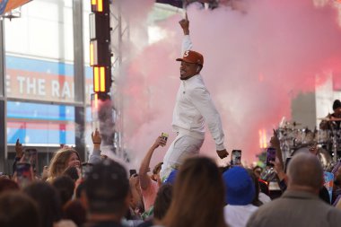 Chance The Today Show 'da rapçi. 15 Haziran 2023, New York, ABD: Chance The Rapper bugün burada, Rockefeller Plaza 'da Today Show' da sahne aldı. O bir rapçi, şarkıcı, söz yazarı ve Chicago, Illinois 'li bir aktör.. 