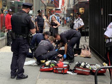 Times Meydanı 'nda bir kadın düştü ve yaralandı. 15 Haziran 2023, New York, ABD: Bir kadın düştü ve Times Meydanı 'nda boynundan ve kolundan çıkan kanla yaralandı. 
