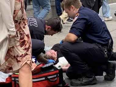 Times Meydanı 'nda bir kadın düştü ve yaralandı. 15 Haziran 2023, New York, ABD: Bir kadın düştü ve Times Meydanı 'nda boynundan ve kolundan çıkan kanla yaralandı. 