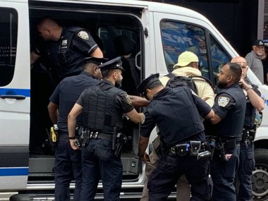 NYPD Time Meydanı 'ndaki yasadışı satıcıları tutukladı. 15 Haziran 2023, New York, ABD New York Polis Departmanı Times Meydanı 'nda iki şüpheliyi tutuklayıp yakınlardaki bir karakola götürürken yasadışı anlaşmaları temizlemek için tam güçte. 