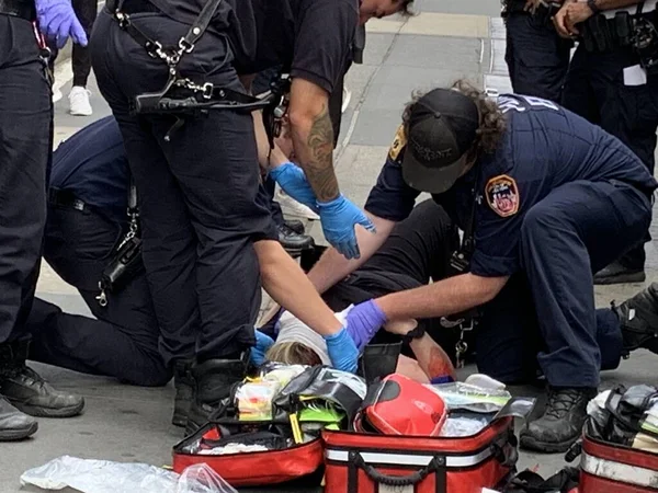 一名妇女在时代广场摔倒 受了伤 2023年6月15日 美国纽约 一名妇女在时代广场的脖子和胳膊上流着血 摔了一跤 受了伤 不得不接受Fdny的急救治疗 — 图库照片