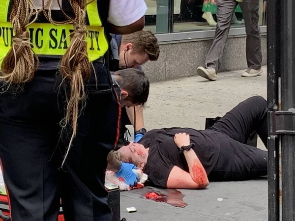 一名妇女在时代广场摔倒 受了伤 2023年6月15日 美国纽约 一名妇女在时代广场的脖子和胳膊上流着血 摔了一跤 受了伤 不得不接受Fdny的急救治疗 — 图库照片