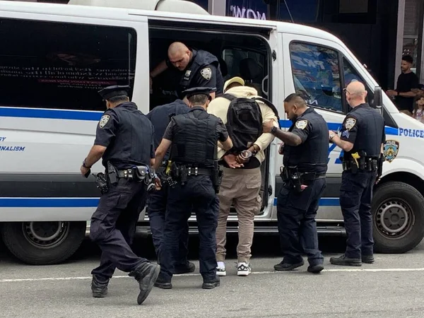 Поліція Нью Йорка Заарештовує Нелегальних Дилерів Тайм Сквер Червня 2023 — стокове фото