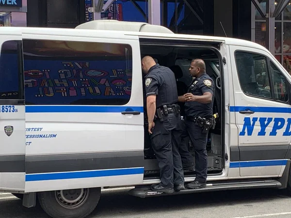 Policía Nueva York Arresta Traficantes Ilegales Time Square Junio 2023 — Foto de Stock