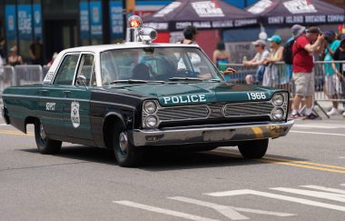 Coney Adası 'nda 2023 Yıllık Denizkızı Geçidi. 17 Haziran 2023. New York, ABD: Deniz Kızı Yürüyüşü her yaz Coney Island, New York 'ta yapılan renkli bir etkinliktir..