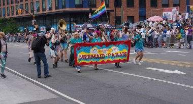 Coney Adası 'nda 2023 Yıllık Denizkızı Geçidi. 17 Haziran 2023. New York, ABD: Deniz Kızı Yürüyüşü her yaz Coney Island, New York 'ta yapılan renkli bir etkinliktir..