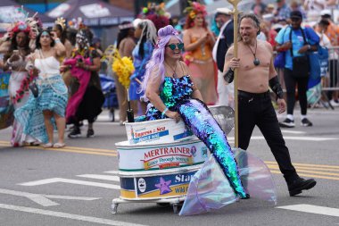 Coney Adası 'nda 2023 Yıllık Denizkızı Geçidi. 17 Haziran 2023. New York, ABD: Deniz Kızı Yürüyüşü her yaz Coney Island, New York 'ta yapılan renkli bir etkinliktir..