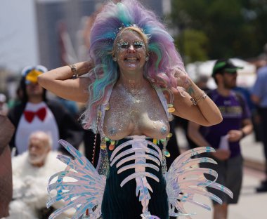 Coney Adası 'nda 2023 Yıllık Denizkızı Geçidi. 17 Haziran 2023. New York, ABD: Deniz Kızı Yürüyüşü her yaz Coney Island, New York 'ta yapılan renkli bir etkinliktir..