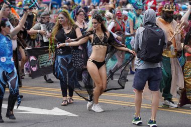 Coney Adası 'nda 2023 Yıllık Denizkızı Geçidi. 17 Haziran 2023. New York, ABD: Deniz Kızı Yürüyüşü her yaz Coney Island, New York 'ta yapılan renkli bir etkinliktir..