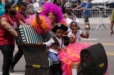 Coney Adası 'nda 2023 Yıllık Denizkızı Geçidi. 17 Haziran 2023. New York, ABD: Deniz Kızı Yürüyüşü her yaz Coney Island, New York 'ta yapılan renkli bir etkinliktir..