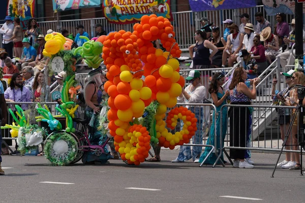 Coney Adası 'nda 2023 Yıllık Denizkızı Geçidi. 17 Haziran 2023. New York, ABD: Deniz Kızı Yürüyüşü her yaz Coney Island, New York 'ta yapılan renkli bir etkinliktir..