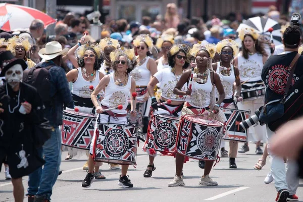コニーアイランドのマーメイドパレード 2023年6月17日 ニューヨーク州ブルックリンのコニーアイランド マーメイドパレードは マーメイドという名前の通りに住む地元住民のために神話を生み出すという3つの目標を掲げて1983年に設立されました — ストック写真